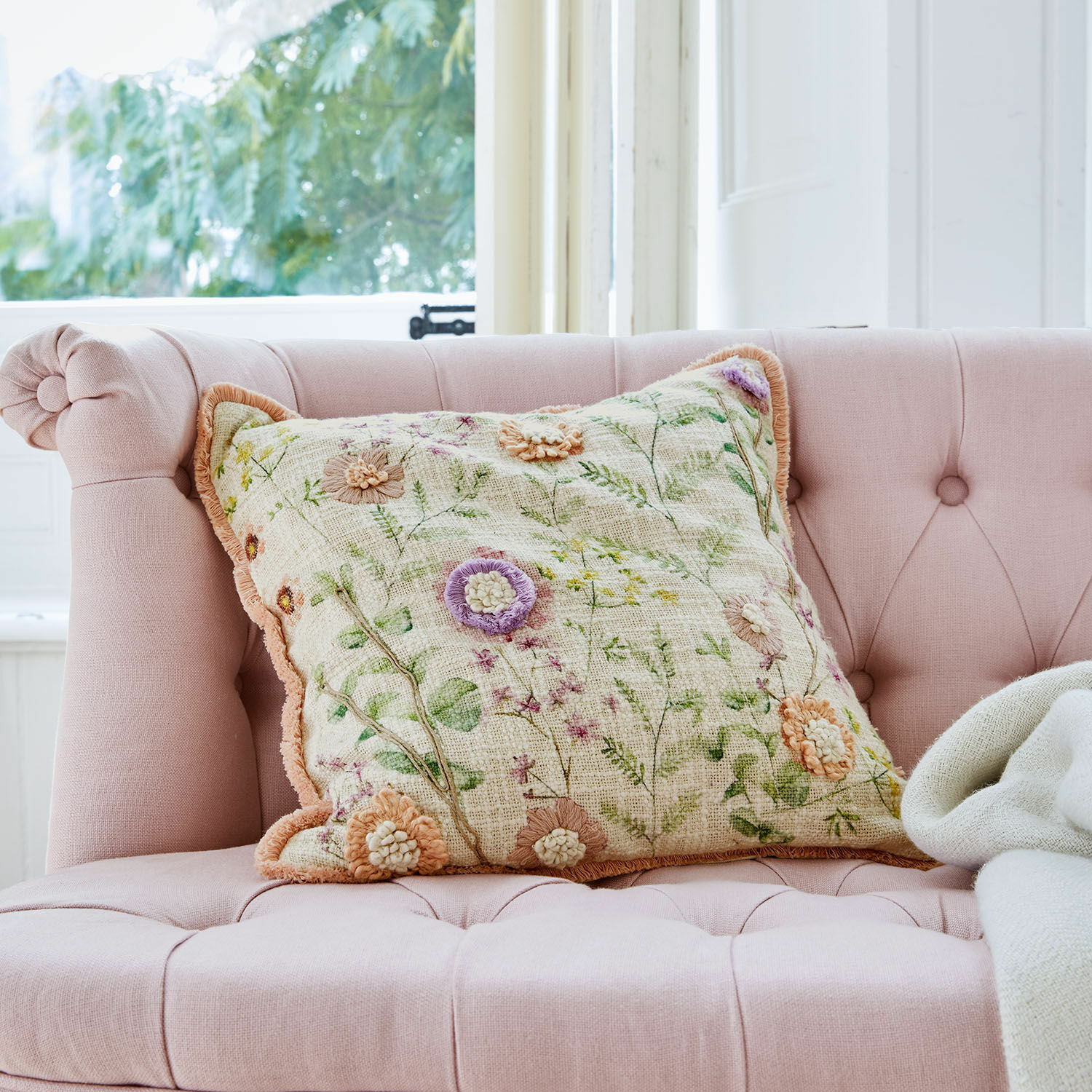 Kussenhoes Lailah Decoratief kussen met bloemenborduursel op roze gestoffeerde bank in lichte kamer