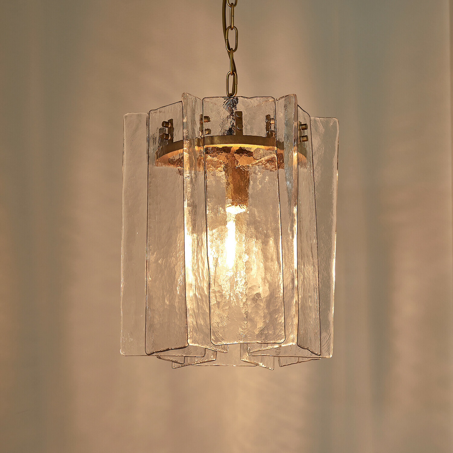 Hanglamp van helder glas met messingkleurig metaal, moderne binnenverlichting