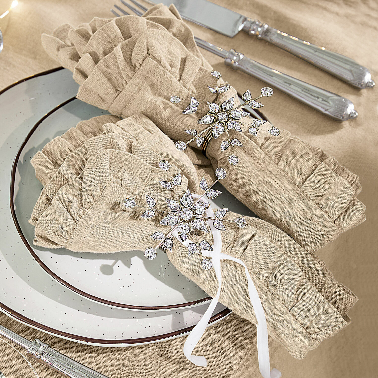 Servetring set van 2 Sophie Beige linnen servetten met ruches en decoratieve kristallen servetringen op gedekte tafel
