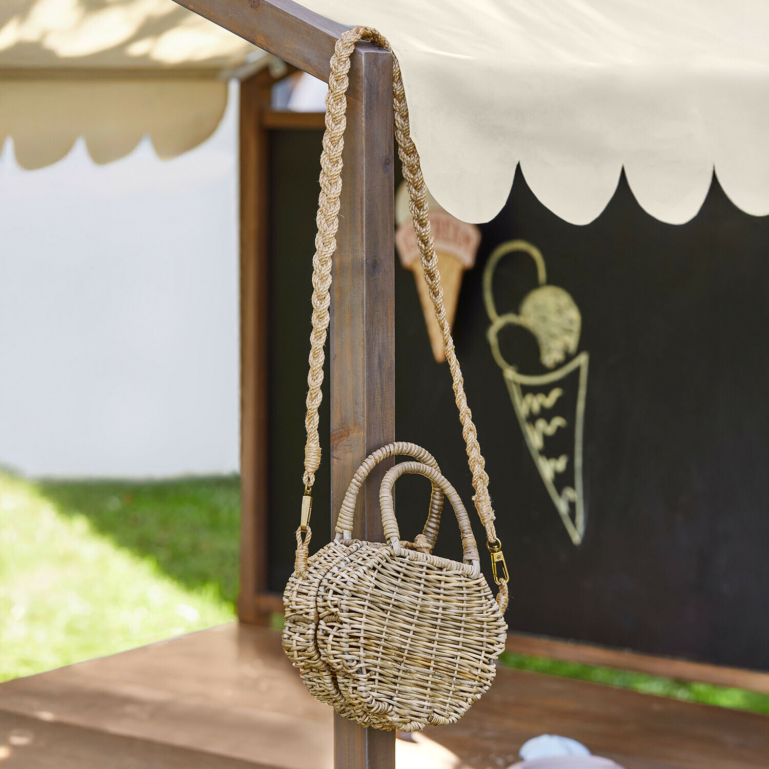 Ronde handtas van natuurlijk gevlochten materiaal met lange gevlochten schouderband, boho stijl