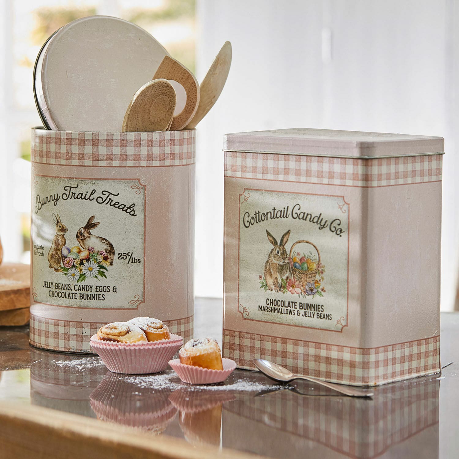 Blik set van 2 Cottontail Pastelroze metalen keukenblikken met konijnenmotief en ruitpatroon, vintage stijl