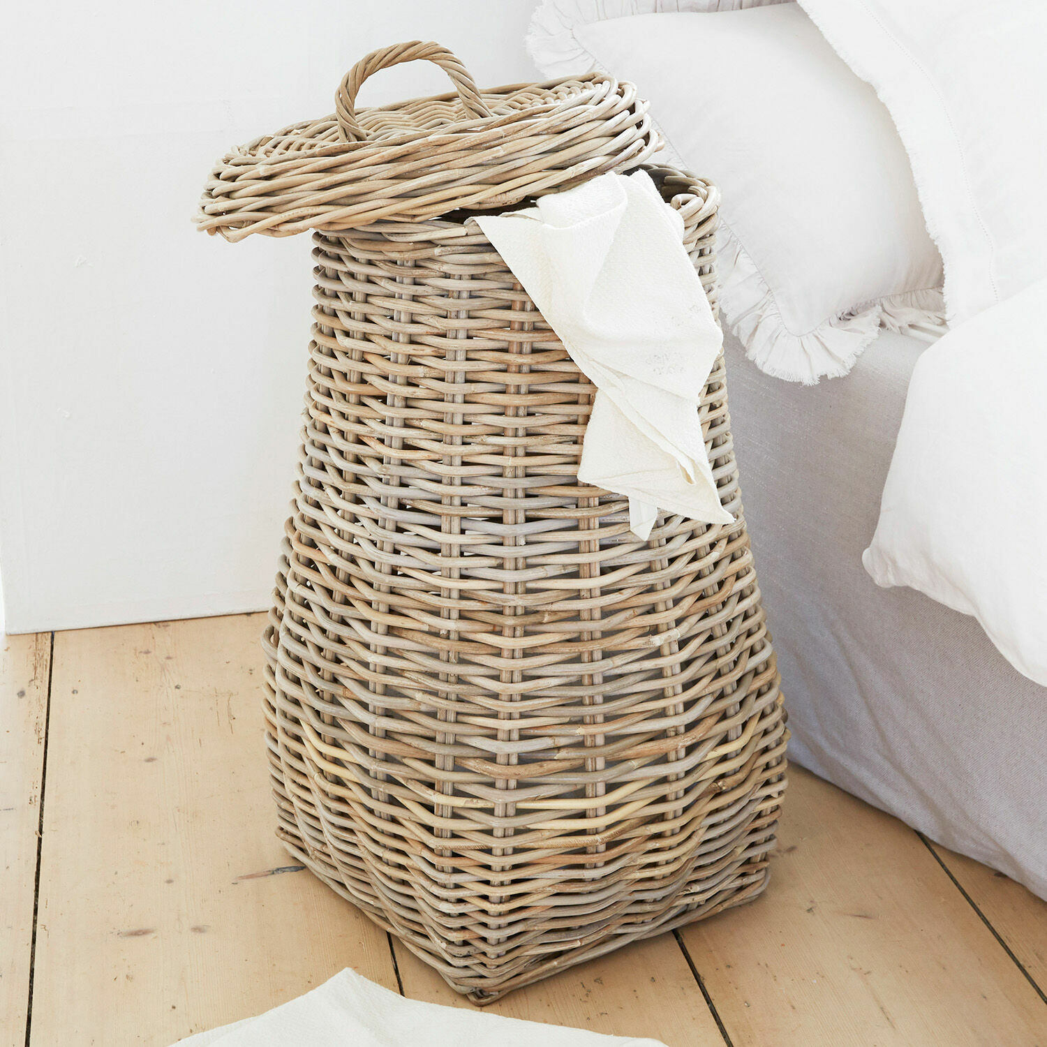 Wasmand Sandy Wasmand van natuurlijk beige rattan, praktisch en stijlvol accessoire voor de slaapkamer