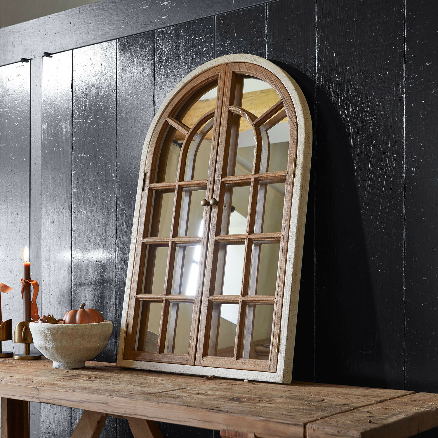 Siervenster met spiegel Montévine Houten spiegel in raamvorm met wit frame op rustieke tafel tegen zwarte muur