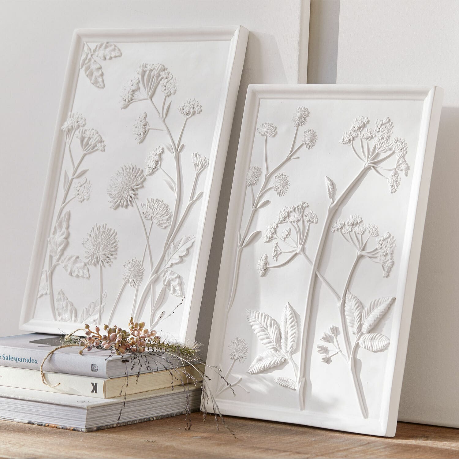 Afbeelding set van 2 Carrefour Witte keramische wandpanelen met plantenreliëf, natuurlijke interieurdecoratie