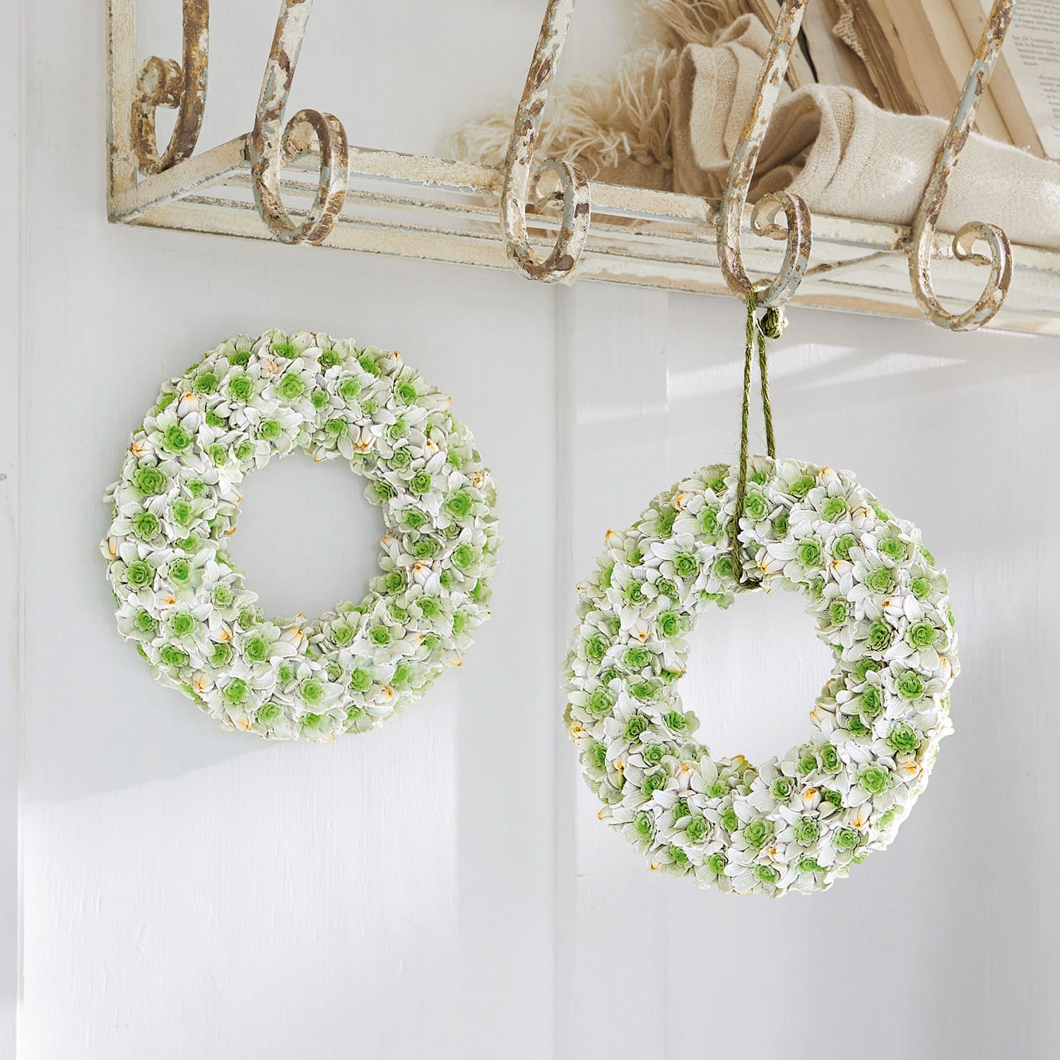 Krans set van 2 Willmare Decoratieve krans met witte en groene bloemen, hangend en liggend, stijlvolle interieurdecoratie