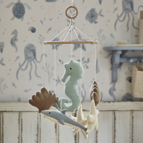 Kinder mobiel met zachte zeefiguren in pasteltinten, decoratie voor kinderkamer