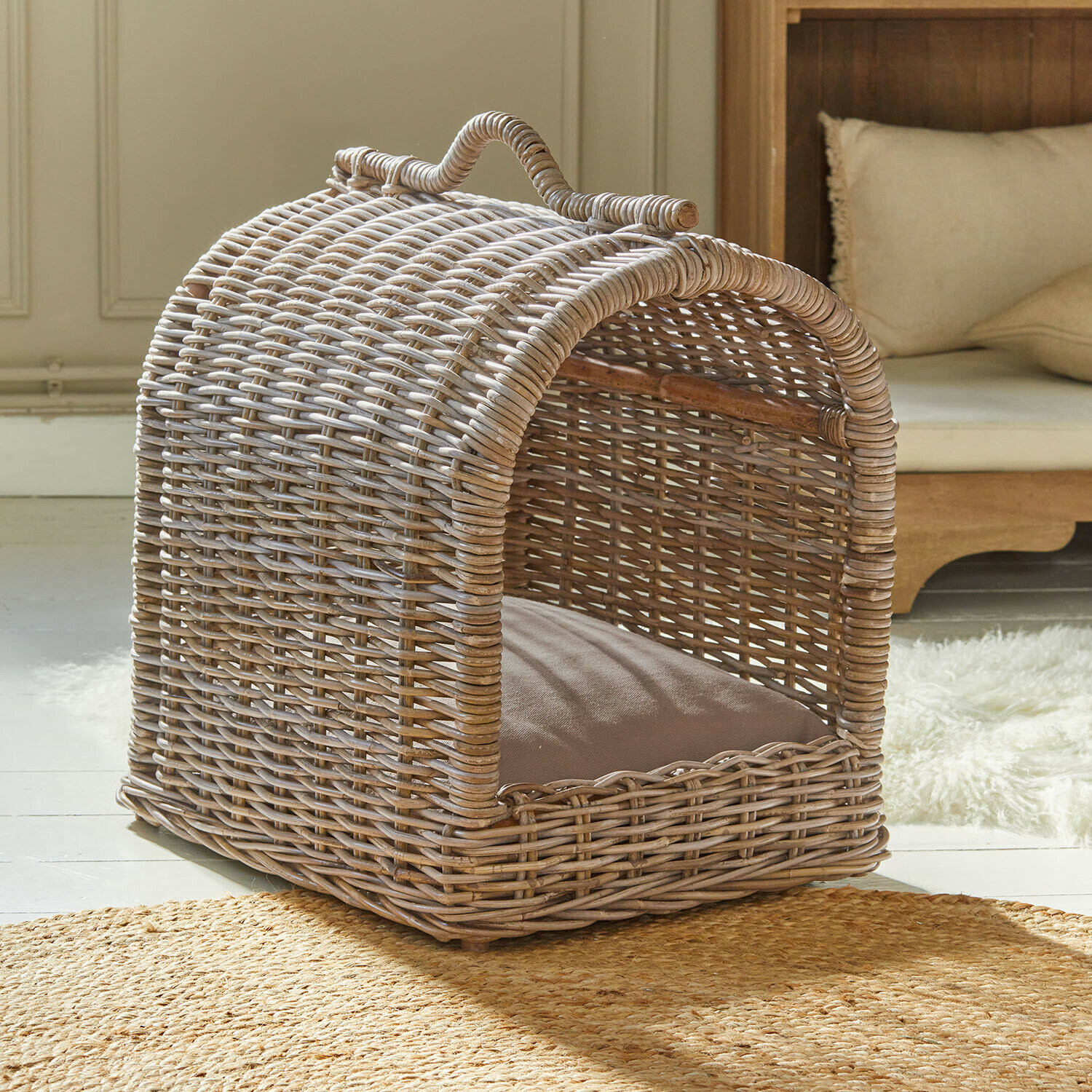 Mand voor huisdieren Cielina Natuurlijke rotan mand met kussen, knus huisje voor kleine huisdieren binnenshuis