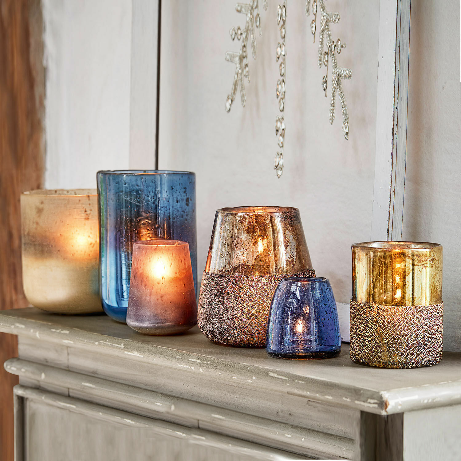 Windlicht set van 6 Paro Set blauwe en gouden glazen windlichten op dressoir, stijlvolle interieurdecoratie