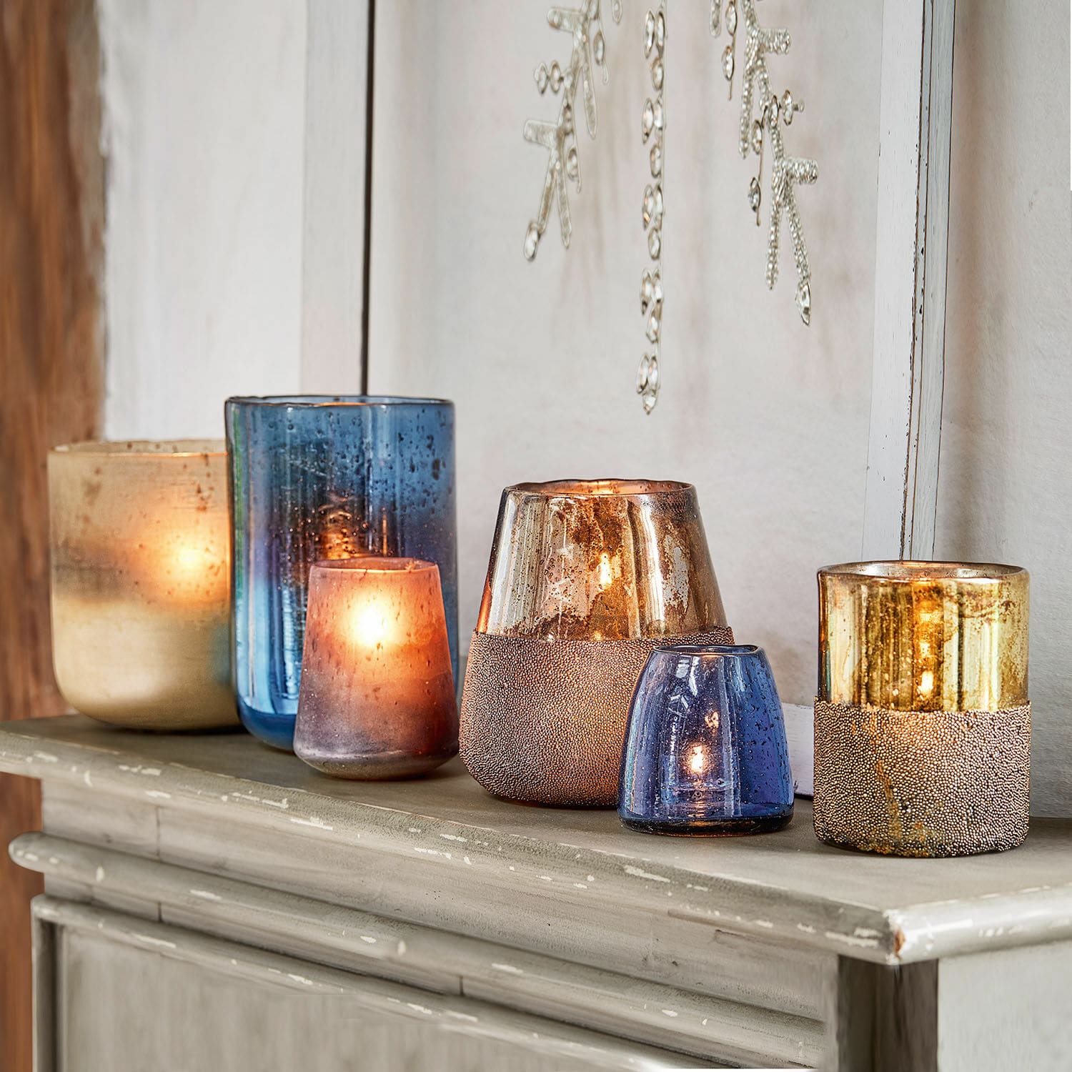Windlicht set van 6 Paro Set blauwe en gouden glazen windlichten op dressoir, stijlvolle interieurdecoratie