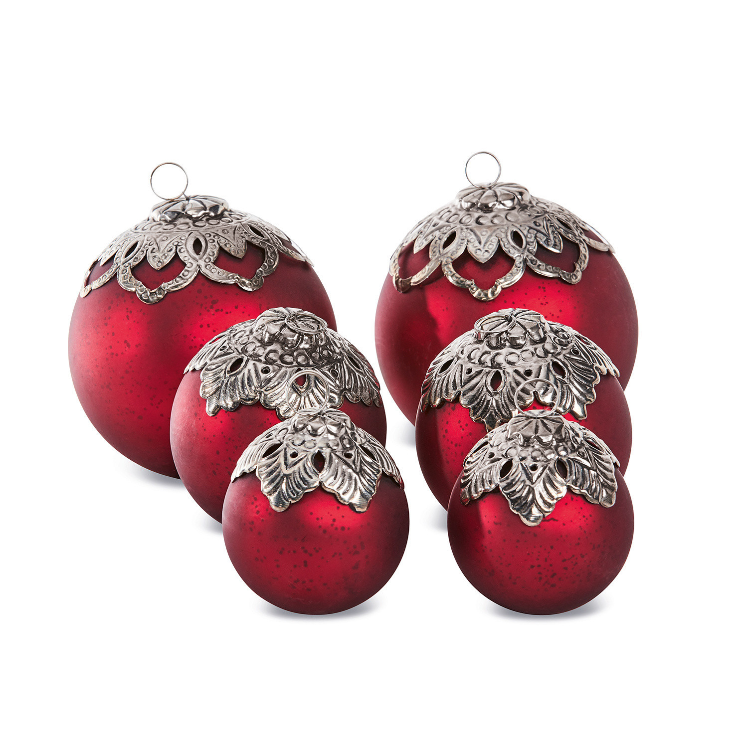 Kerstversiering set van 6 Valyn Set rode glazen kerstballen met decoratieve zilveren afwerkingen voor de kerstboom