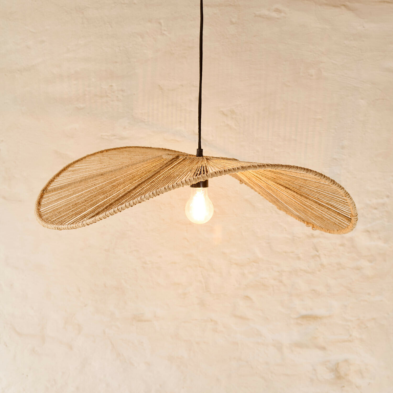 Hanglamp van natuurlijke beige touw met zichtbare gloeilamp, modern interieurverlichting