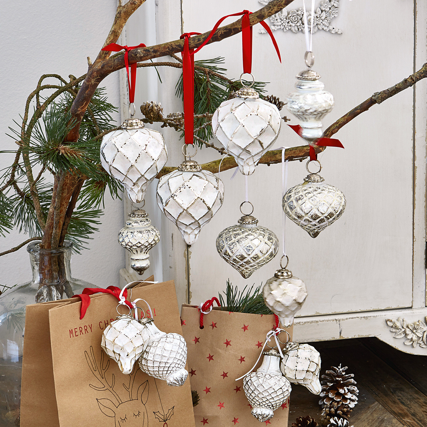 Kerstversiering set van 6 Appilly Witte kerstversieringen met ruitpatroon aan tak met rode linten, feestelijke kerstdecoratie
