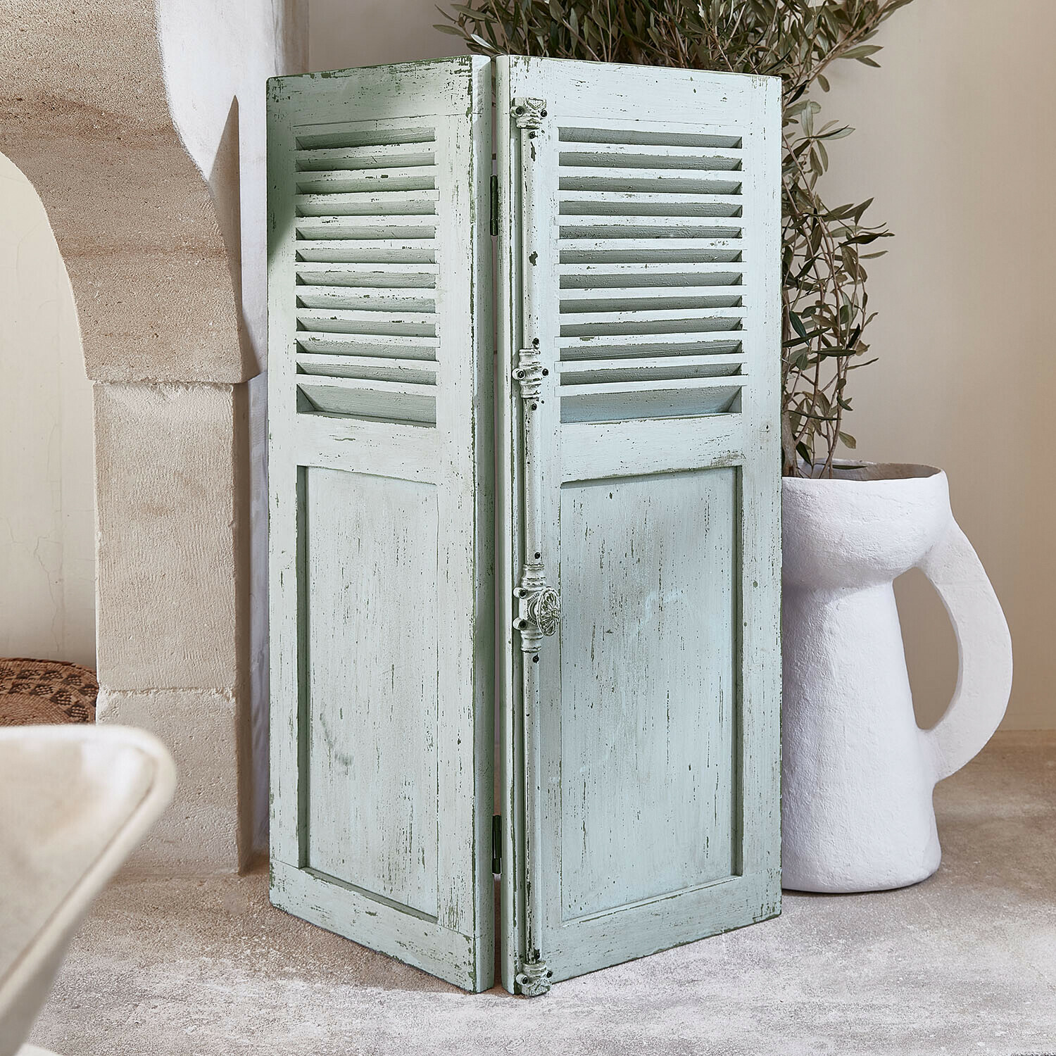 Twee panelen houten vintage kamerscherm in lichtgroene kleur voor interieurdecoratie