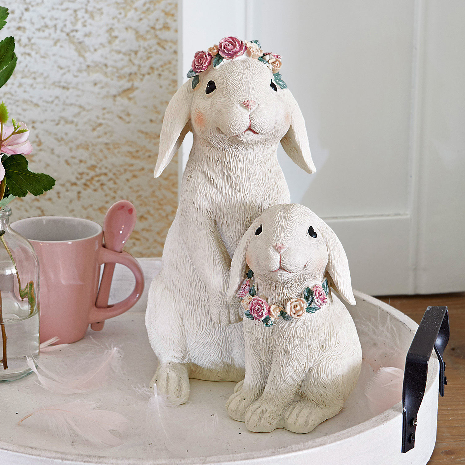 Haasjes Sappos Witte decoratieve konijnenfiguren met bloemenkransen, lente woondecoratie