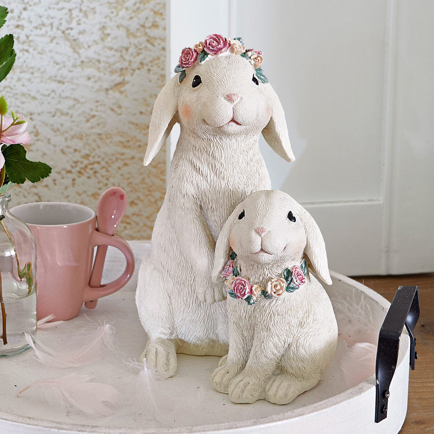 Haasjes Sappos Witte decoratieve konijnenfiguren met bloemenkransen, lente woondecoratie