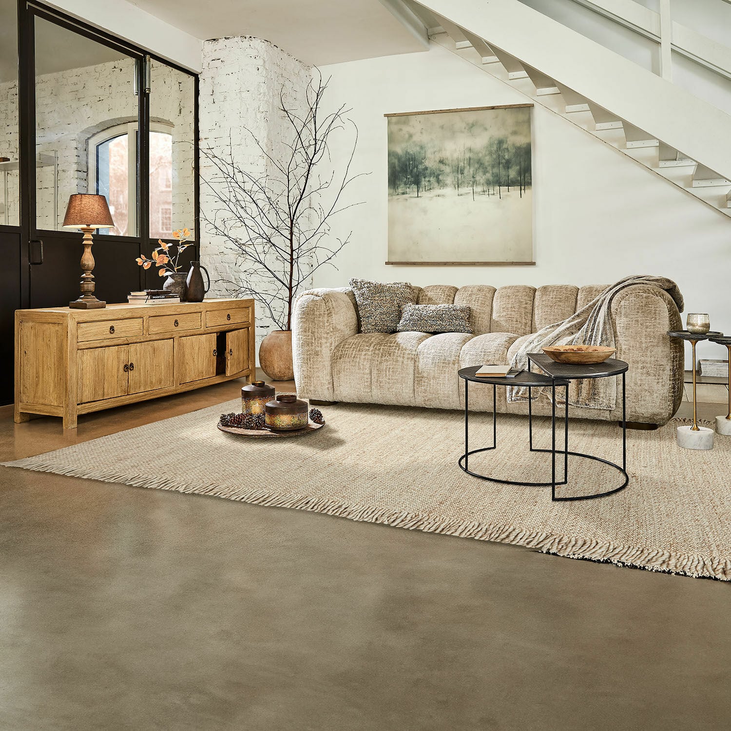 Vloerkleed Levraut Beige stoffen hoekbank in moderne woonkamer met houten dressoir en metalen salontafels