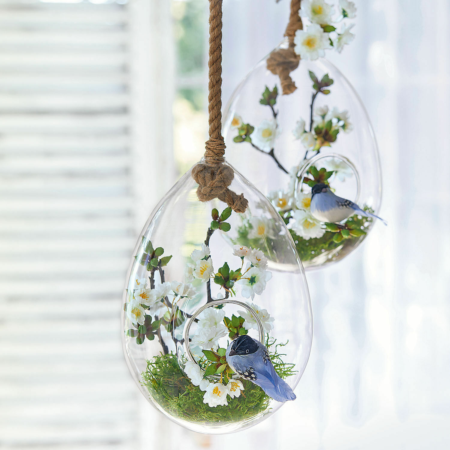 Glazen ei set van 2 Noam Hangende glazen decoratie met witte bloemen en blauwe vogel aan touw, lente woondecoratie