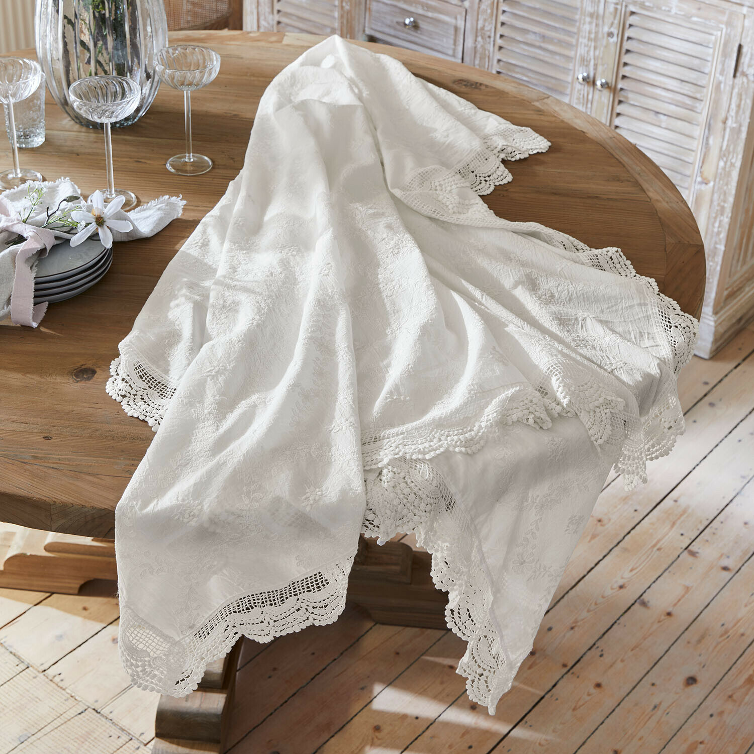 Witte tafelloper met kanten rand op houten tafel, elegante eettafel decoratie