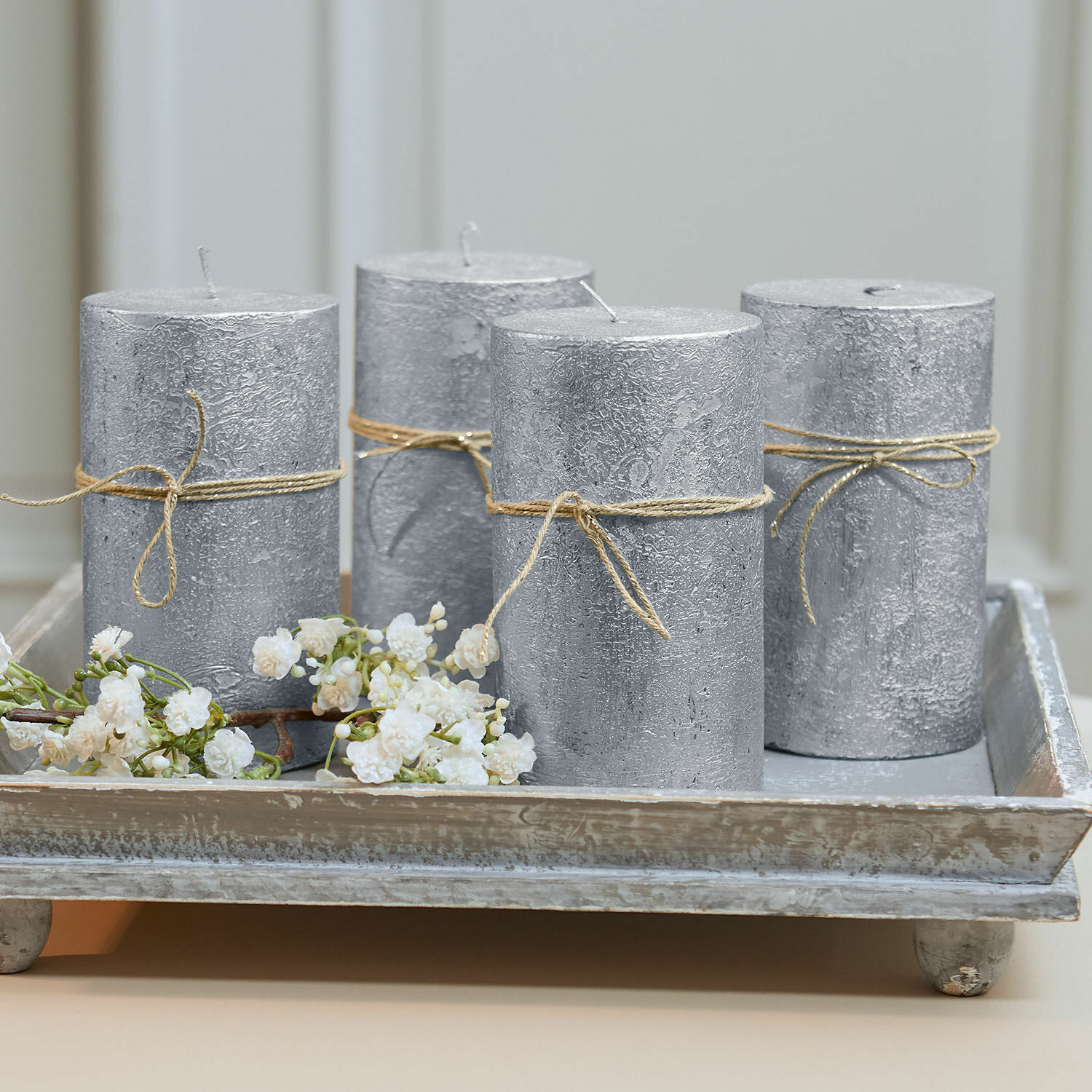Kaars set van 4 Braga Set van vier zilverkleurige gestructureerde kaarsen met touw op een decoratief houten dienblad