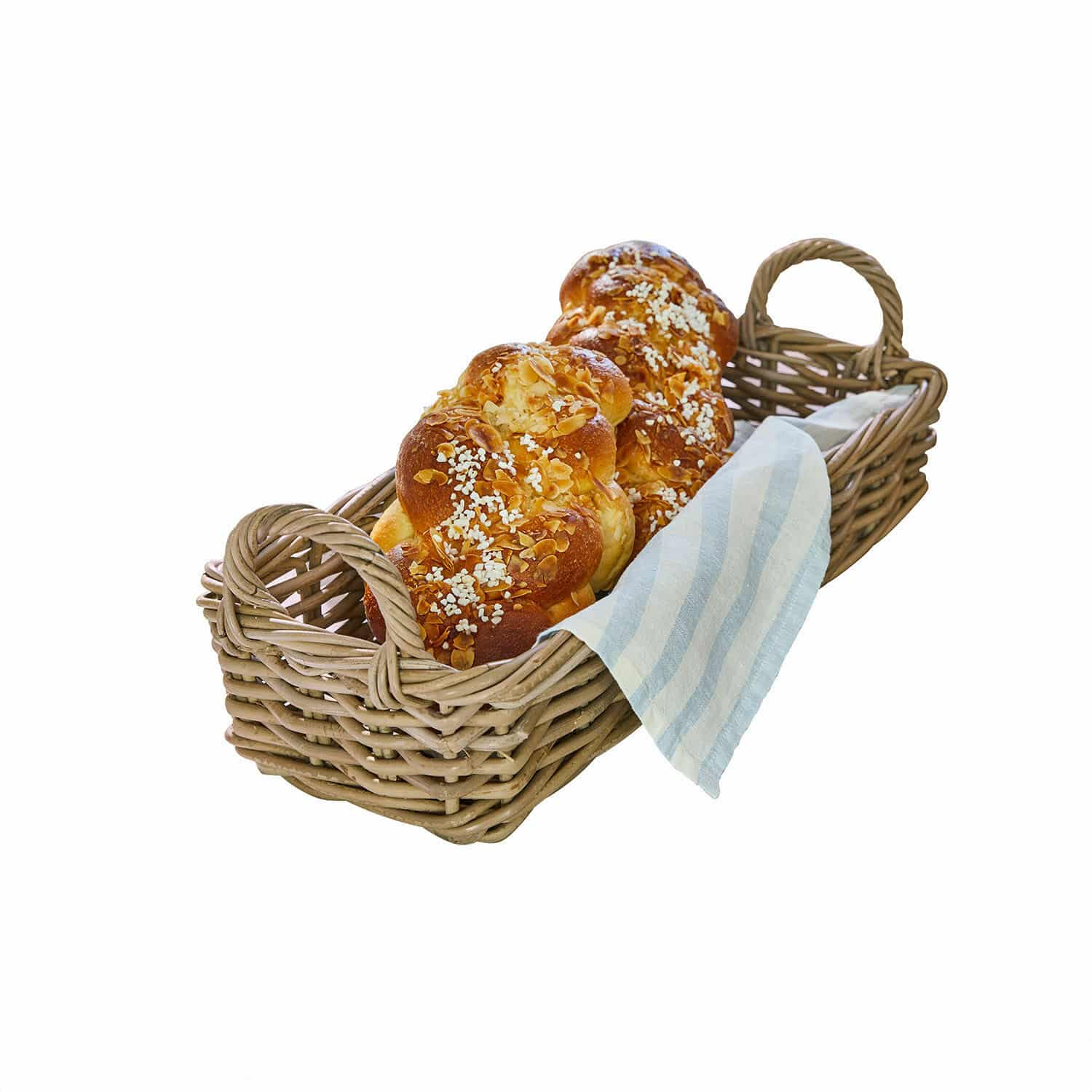 Mand Balmis Rieten mand met twee zoete broodjes bestrooid met amandelen en parelsuiker