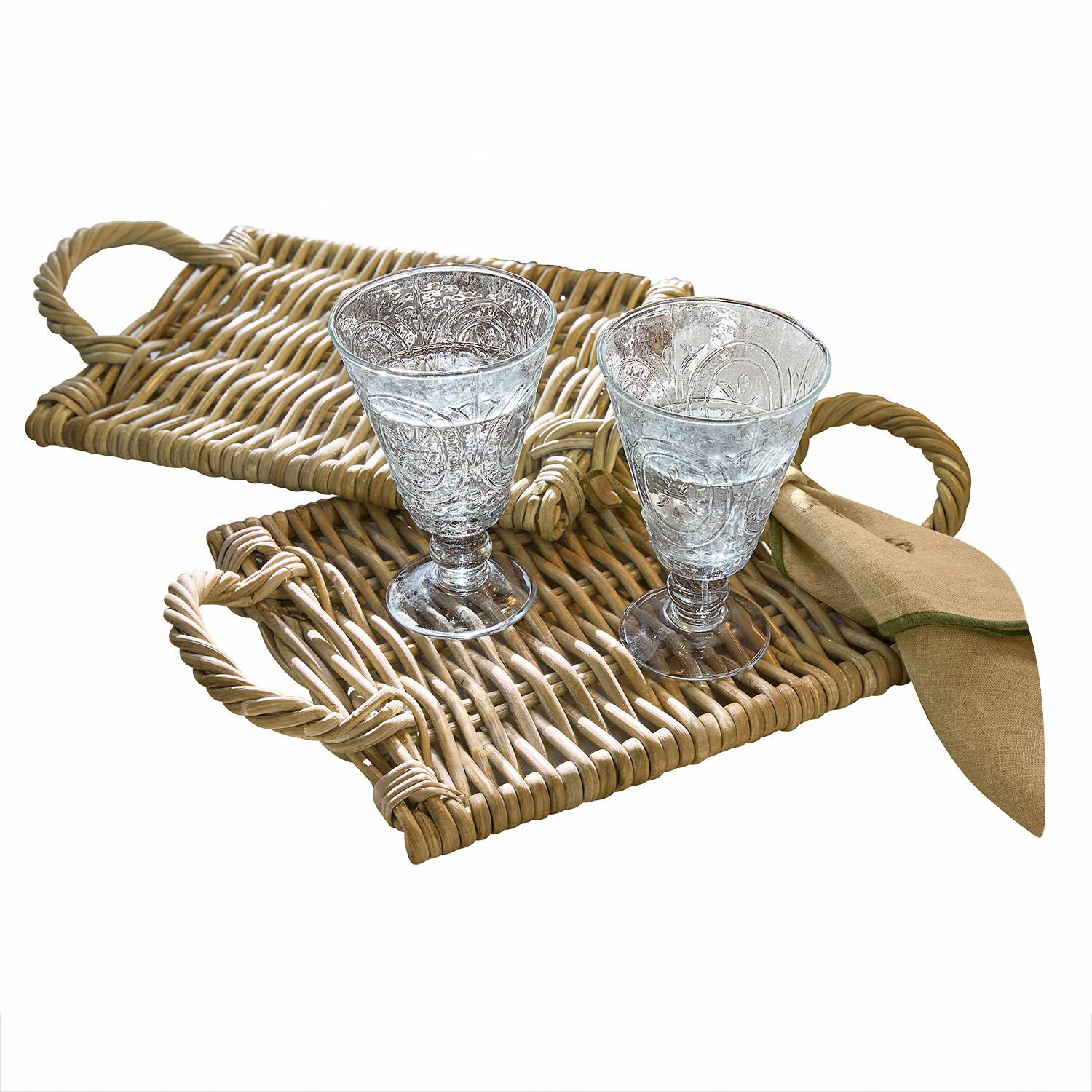 Placemat set van 2 Allegretta Twee doorzichtige glazen met patroon op bruine rieten dienbladen met handvatten en linnen servet