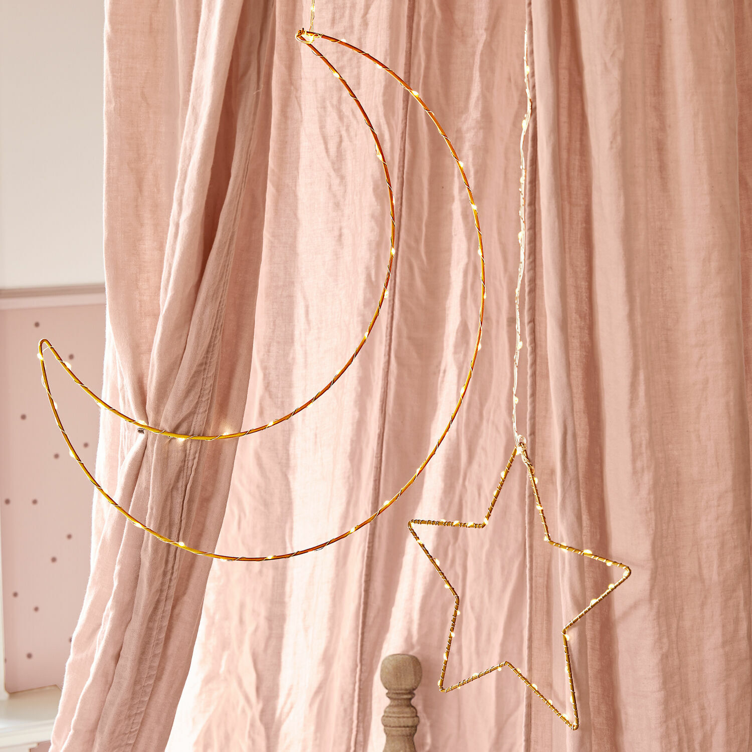 LED-sierverlichting set van 2 Padden Hangende decoratie van gouden metalen draad in maan- en stervorm voor roze gordijnen