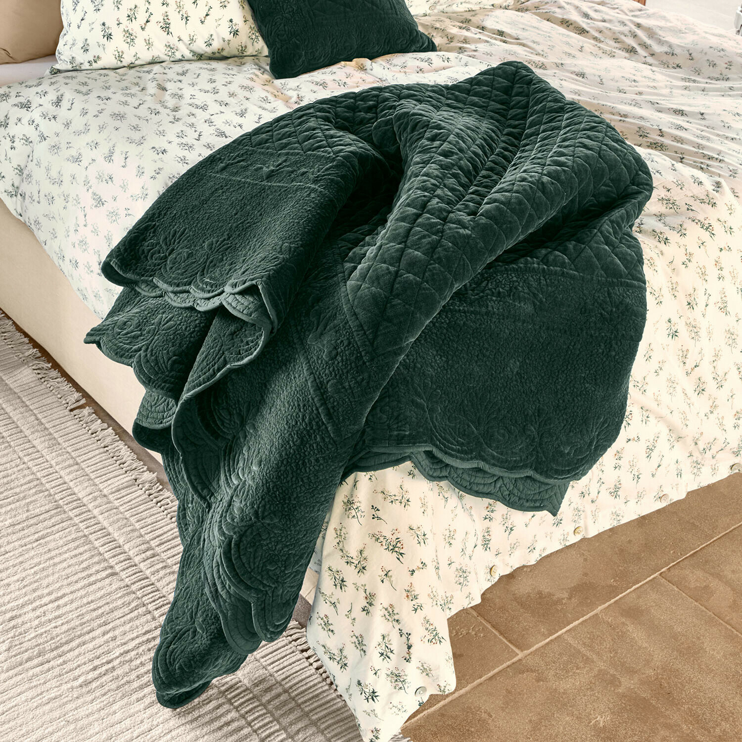Quilt Lunévois Donkergroene gewatteerde deken van zacht materiaal op bed met lichte bloemenbedekking