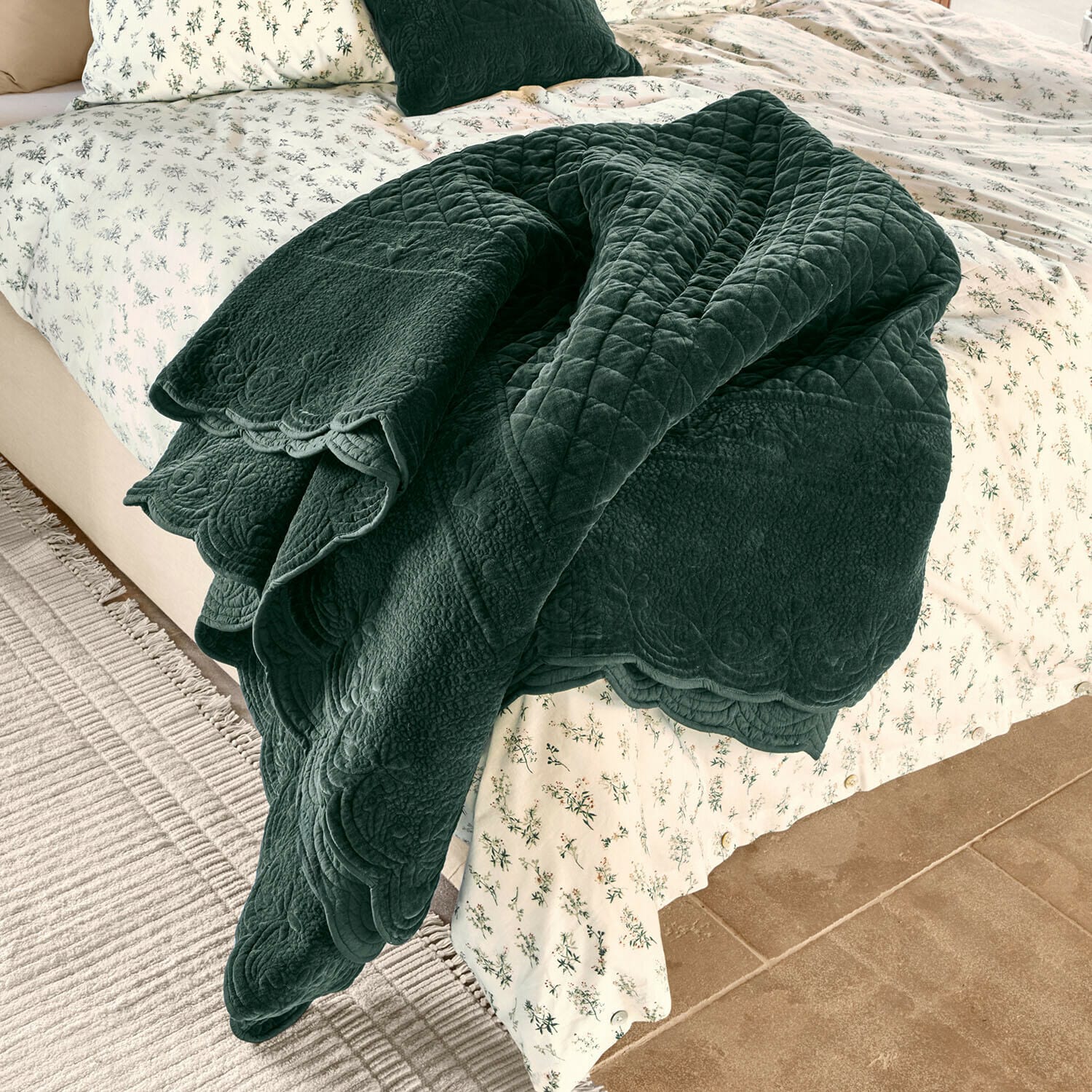 Quilt Lunévois Donkergroene gewatteerde deken van zacht materiaal op bed met lichte bloemenbedekking