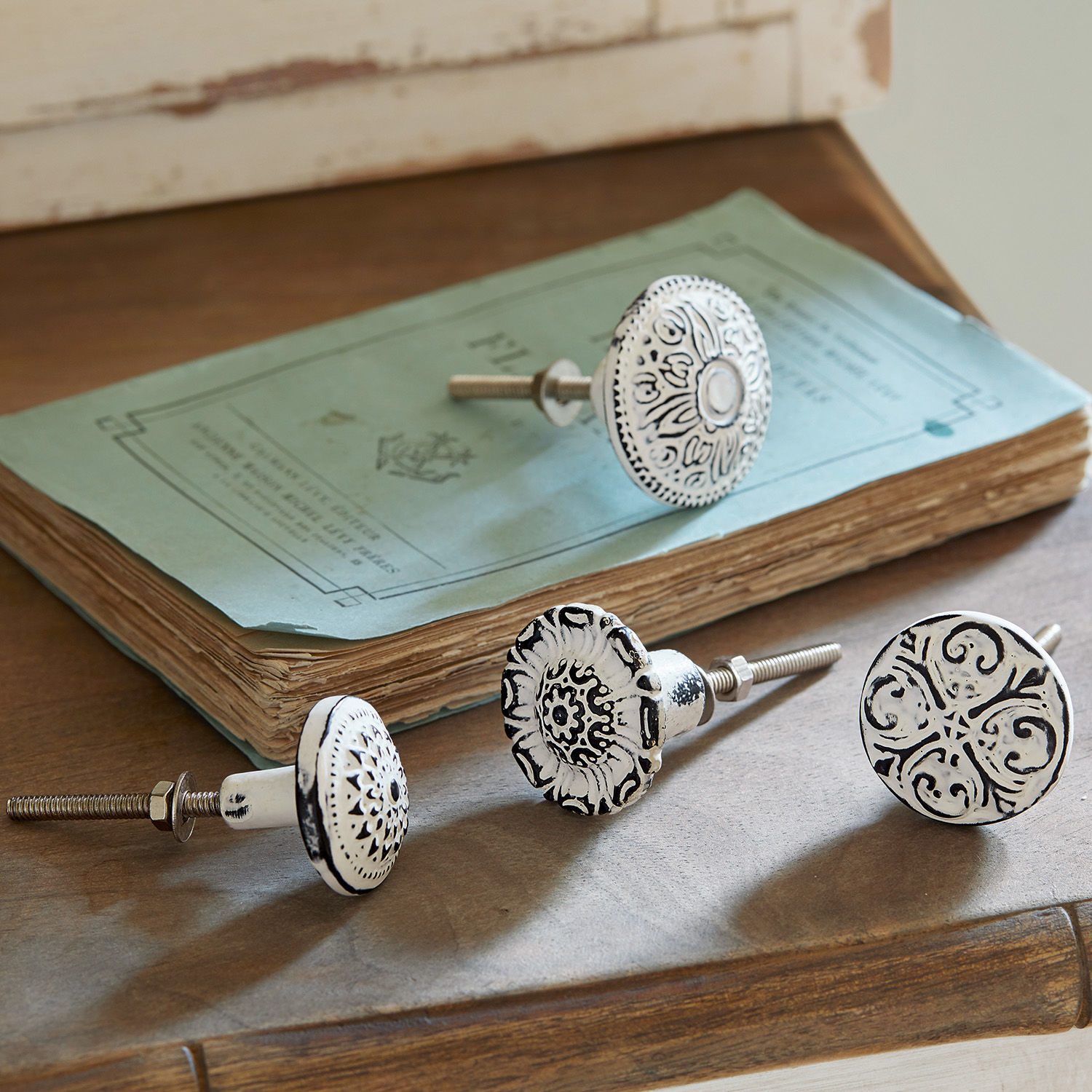 Knop set van 4 Mildred Set van vier witte keramische meubelknoppen met zwart patroon, decoratieve kastgrepen