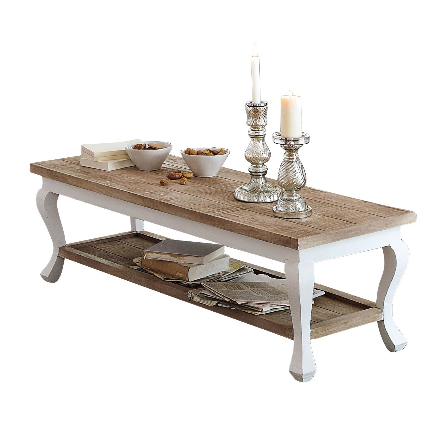 Salontafel Riverside Houten salontafel met witte poten en plank, gedecoreerd met kaarsen en kommetjes met noten