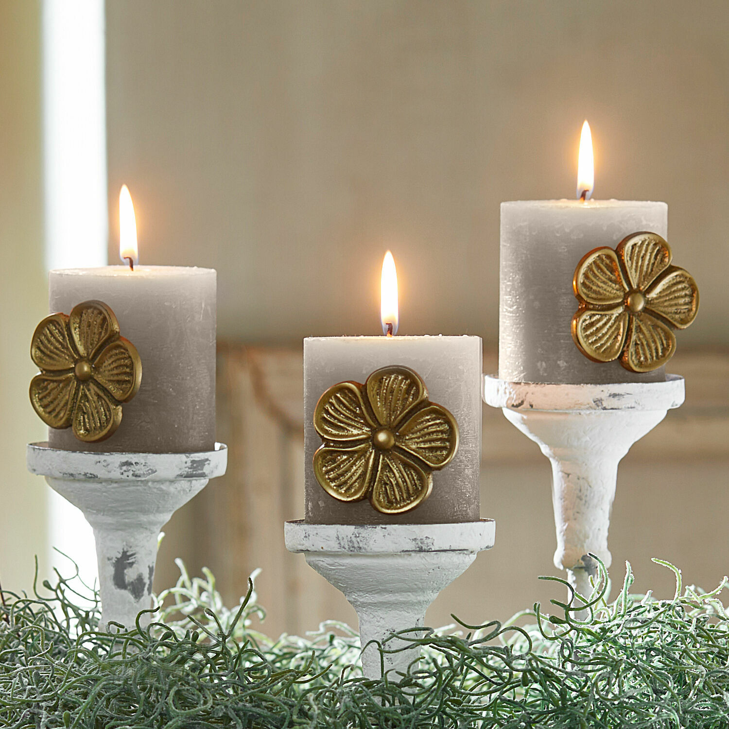 Decoratiepin set van 3 Olevir Drie grijze kaarsen met gouden bloemdecoratie op witte kandelaren met groen blad