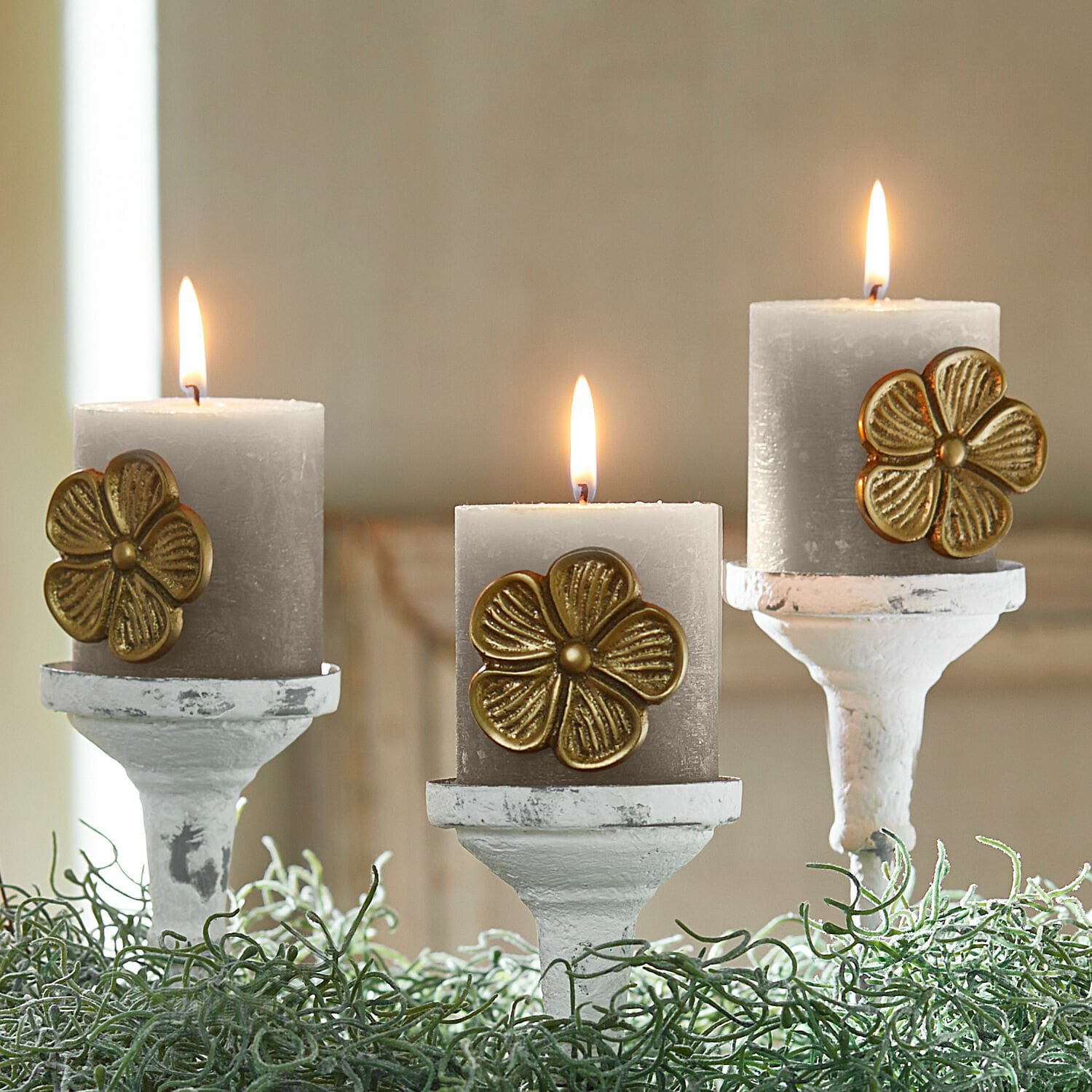 Decoratiepin set van 3 Olevir Drie grijze kaarsen met gouden bloemdecoratie op witte kandelaren met groen blad