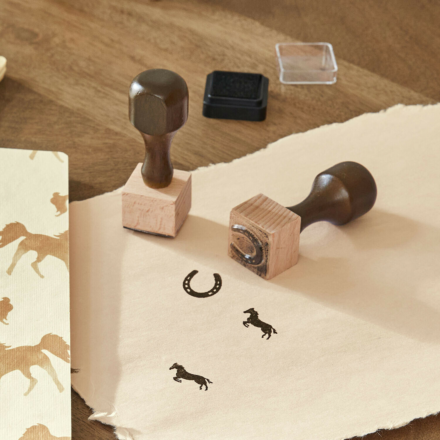 Stempel set van 2 Windermay Houten stempels met paard- en hoefijzermotief op beige papier voor knutselprojecten