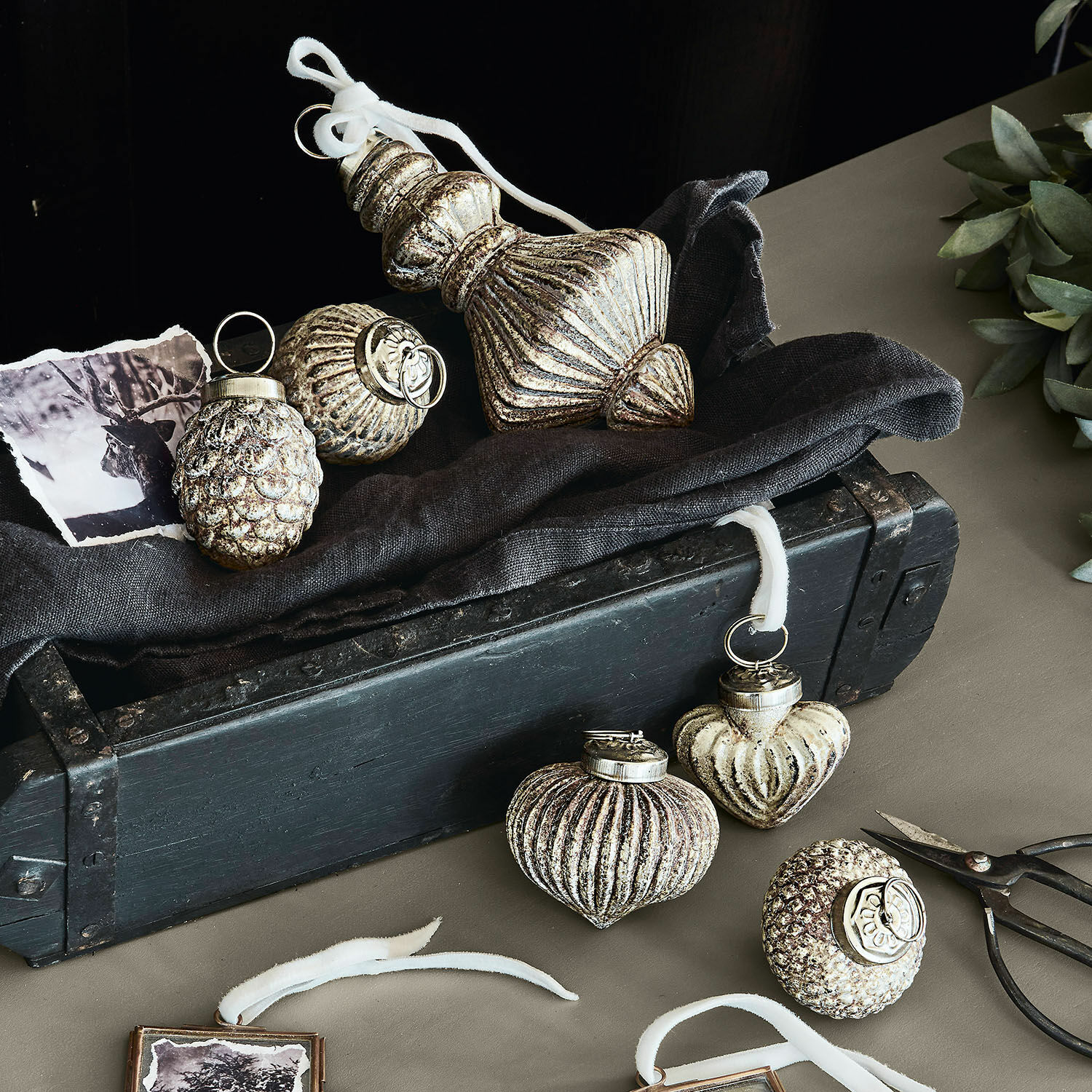 Set zilveren glazen kerstversieringen met witte linten voor feestelijke decoratie