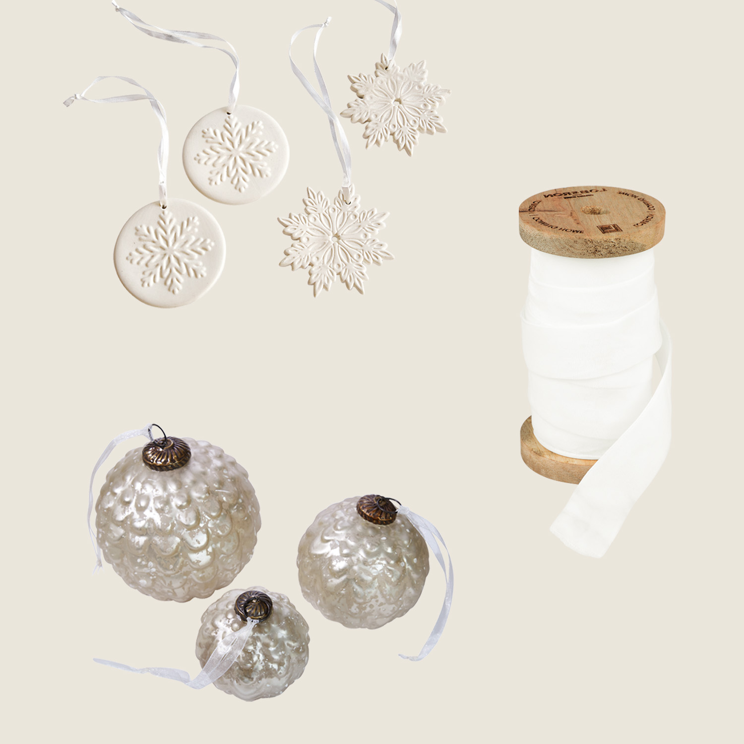 Set witte kerstversieringen van keramiek en glazen ballen met wit lint op houten spoel