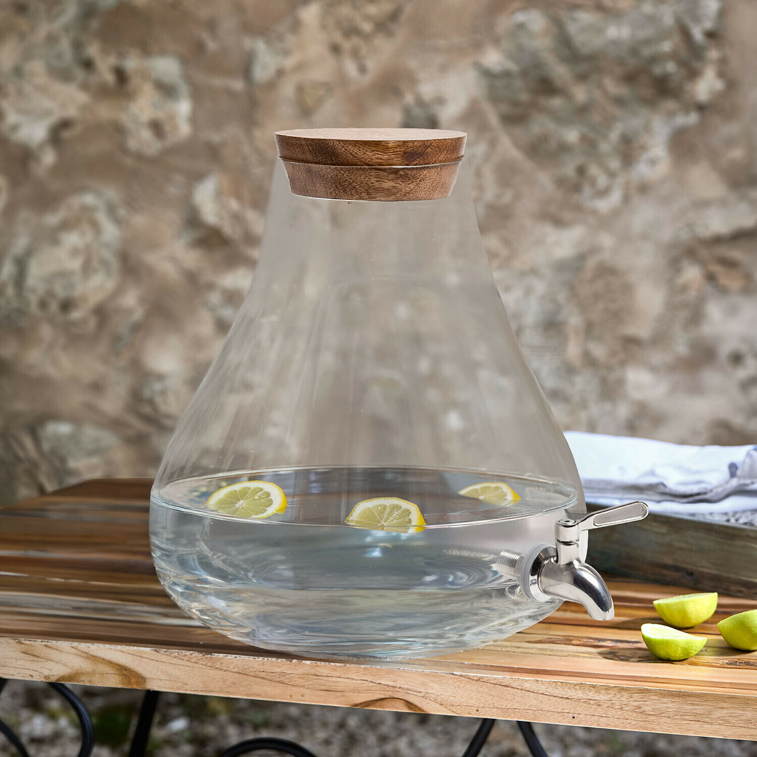 Drankdispenser Glazen drankendispenser met houten deksel en metalen kraan, met schijfjes citroen erin