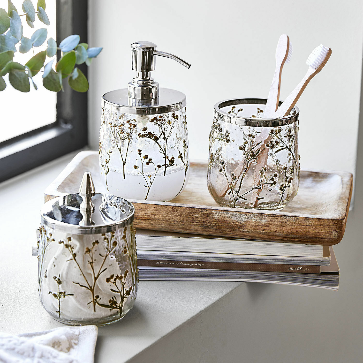 Badkamerset Elorisse Glazen badkamer set met bloemenpatroon en metalen accenten op houten dienblad