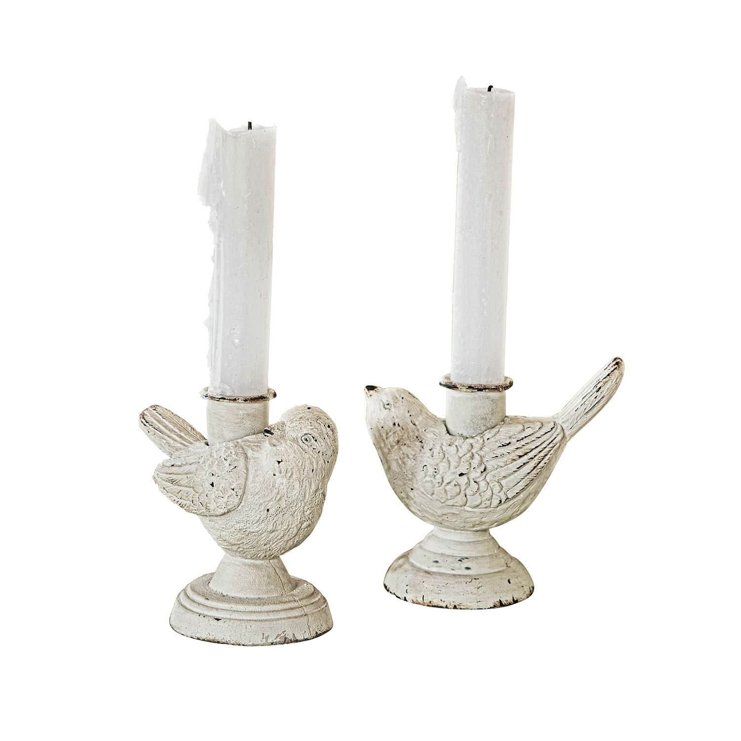 Kaarsenhouder set van 2 Finna Set van twee witte kaarsenhouders van verouderd metaal met vogelmotief voor interieurdecoratie