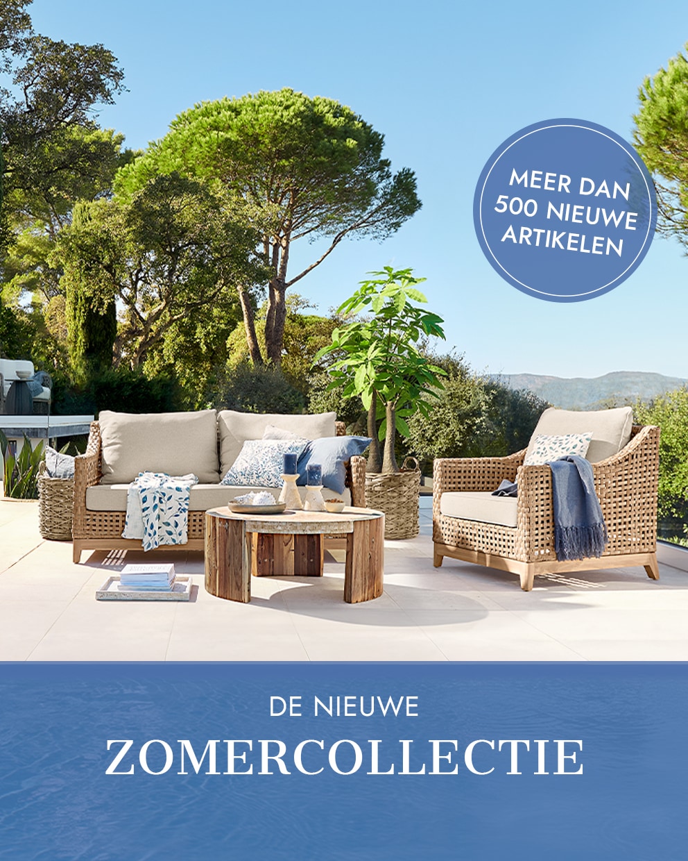 Tuinmeubelset van rotan met beige kussens en houten tafel op zonnig terras buiten