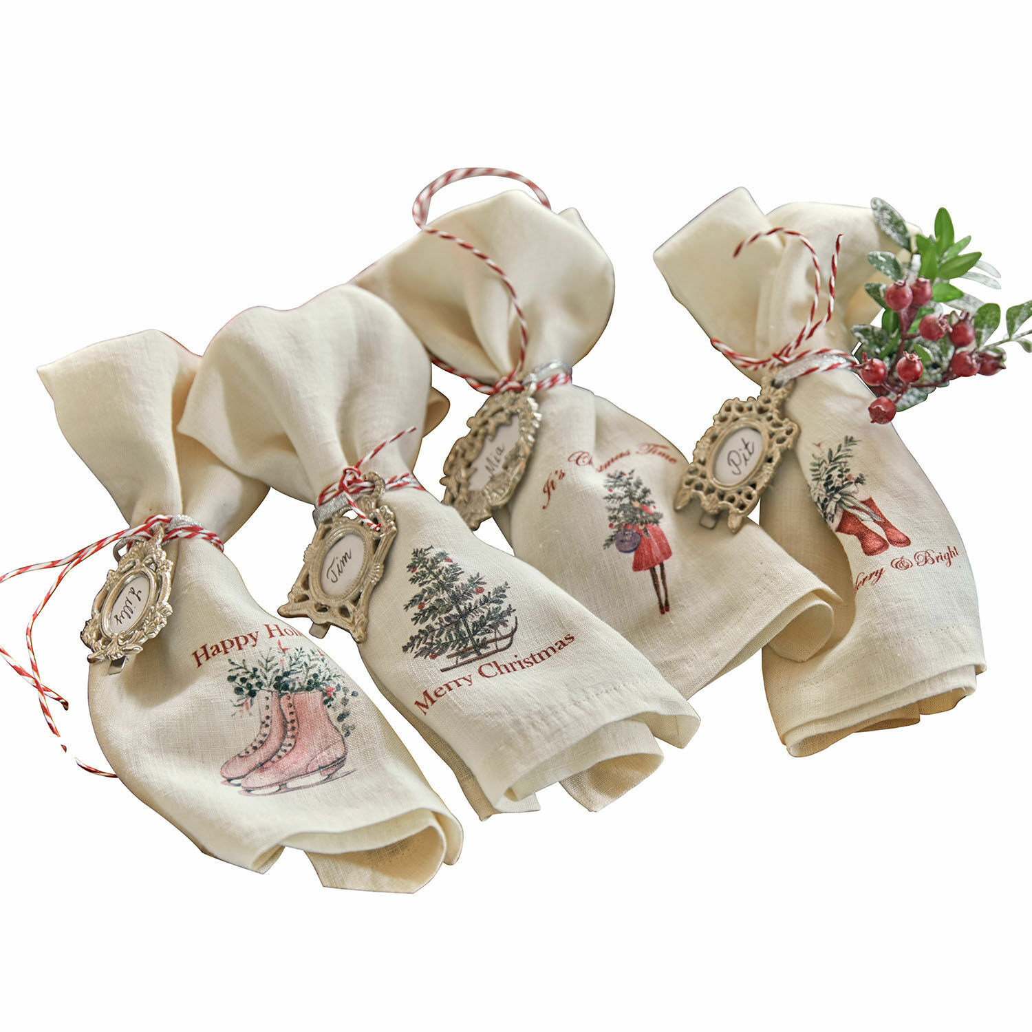 Set linnen kerstservetten met print en decoratieve labels, feestelijke tafeldecoratie