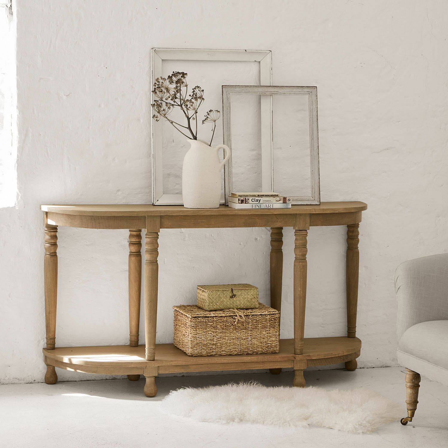 Sidetable Brookdale Houten sidetable in natuurlijke kleur met decoratieve lijsten en vaas met gedroogde bloemen