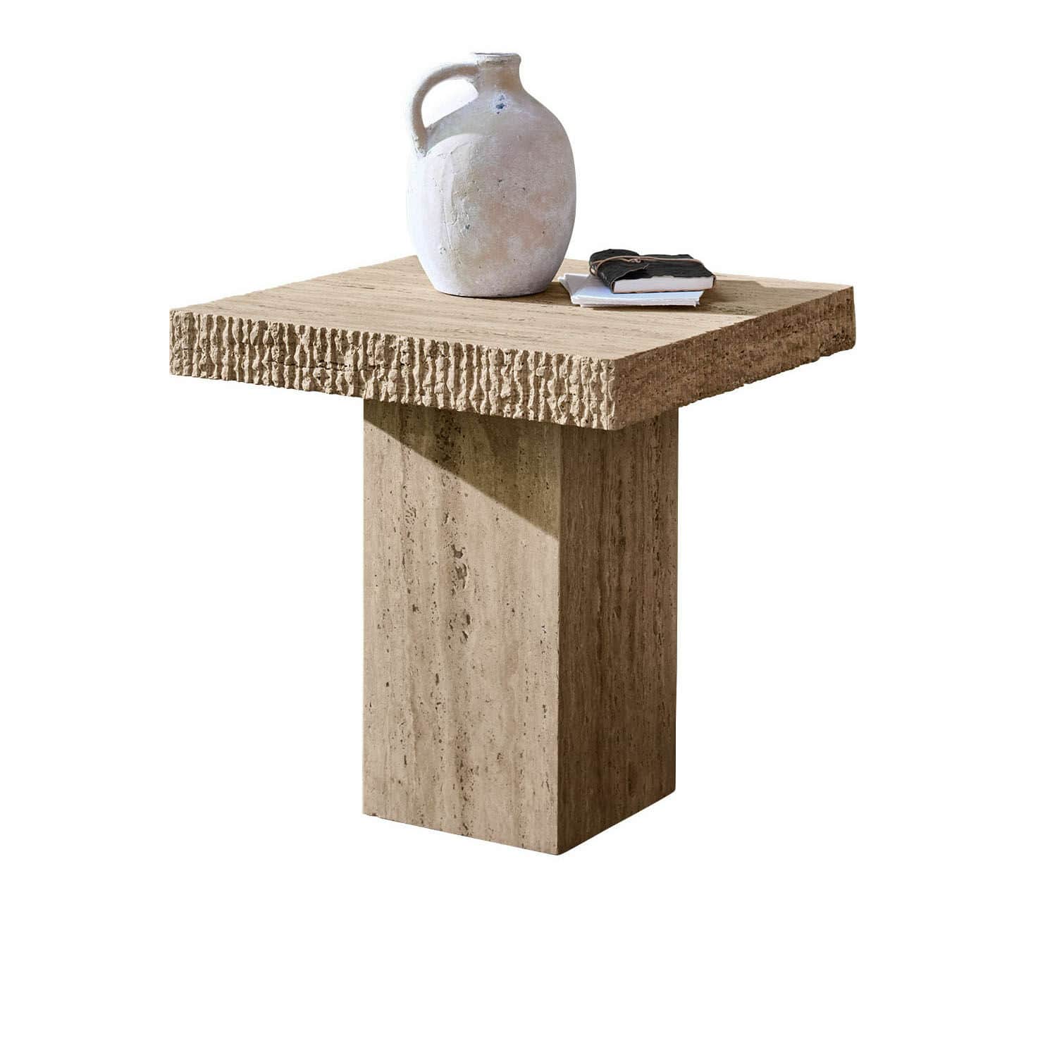 Bijzettafel Gainsbury Vierkante bijzettafel van natuurlijke beige travertin met decoratieve kruik en boeken erop