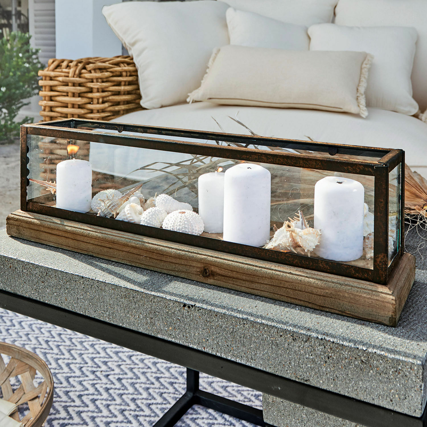 Windlicht Curgy Glazen lantaarn met metalen frame en houten voet, witte kaarsen en decoratieve schelpen