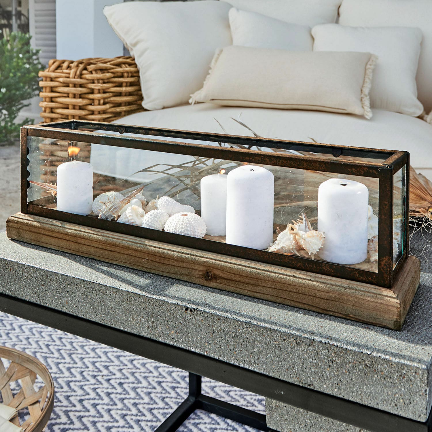Windlicht Curgy Glazen lantaarn met metalen frame en houten voet, witte kaarsen en decoratieve schelpen