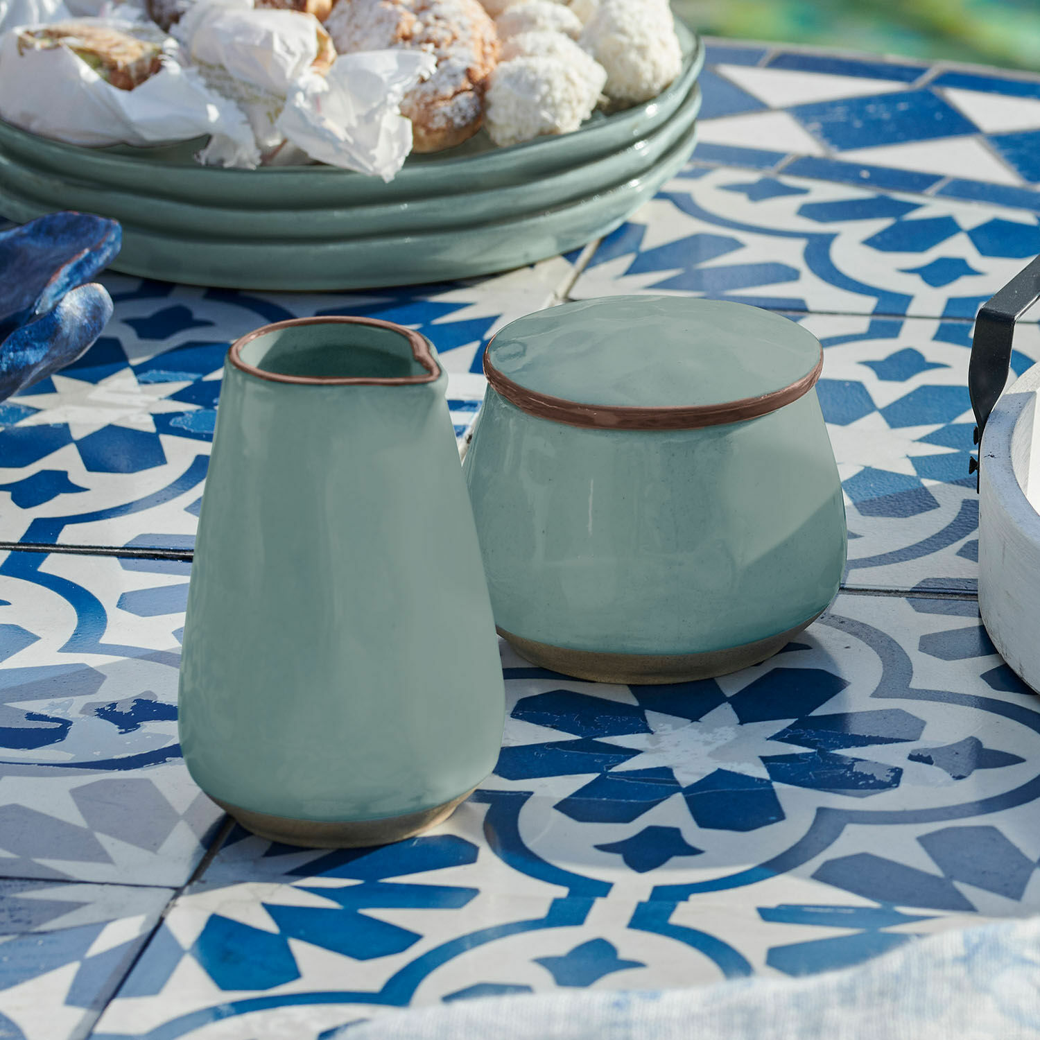Suikerpotje en melkkannetje Biarré Groene keramische kan en pot op blauw-wit patroon tafel