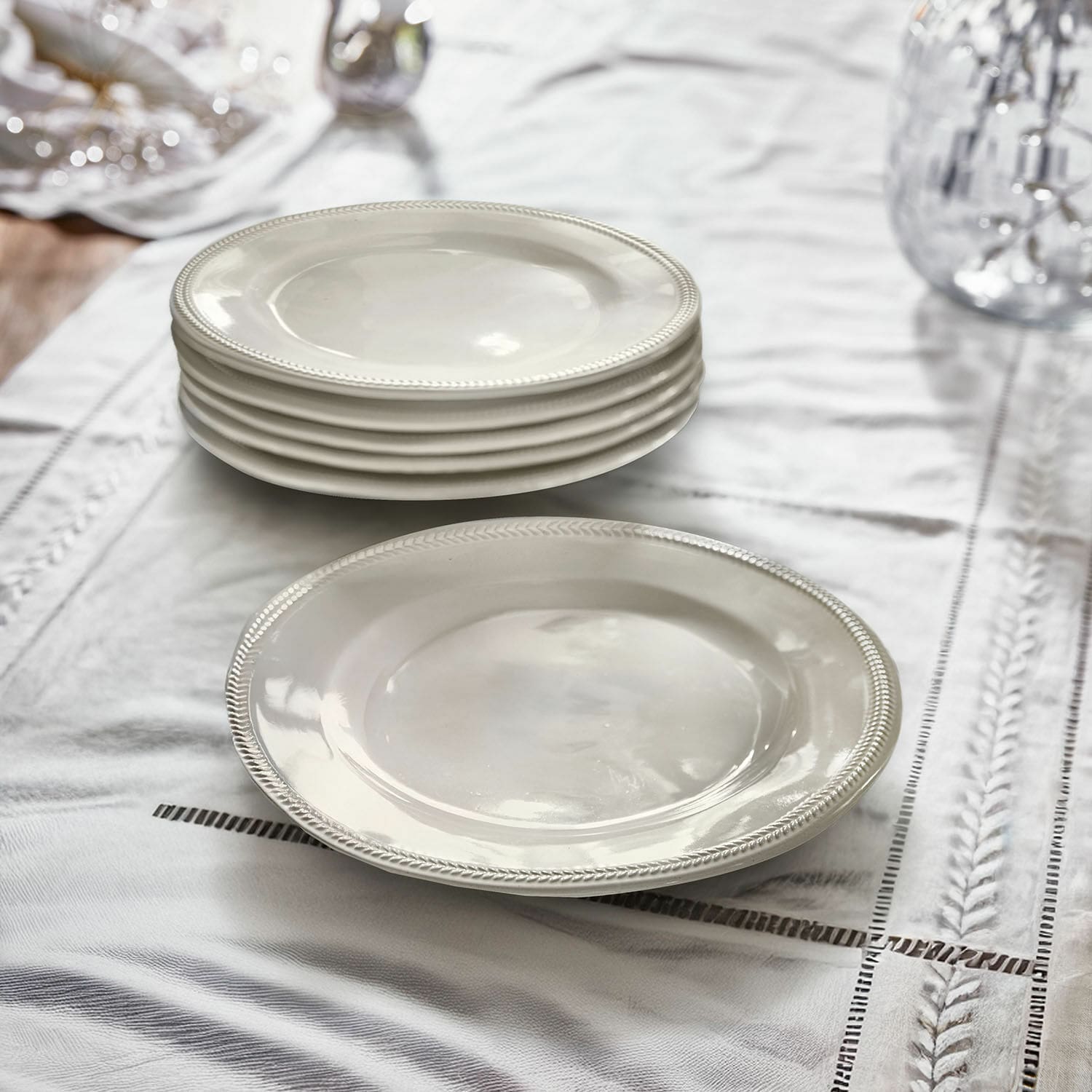 Dessertbord set van 6 Norrvik Set witte keramische borden met decoratieve rand op een linnen tafelkleed voor de eetkamer