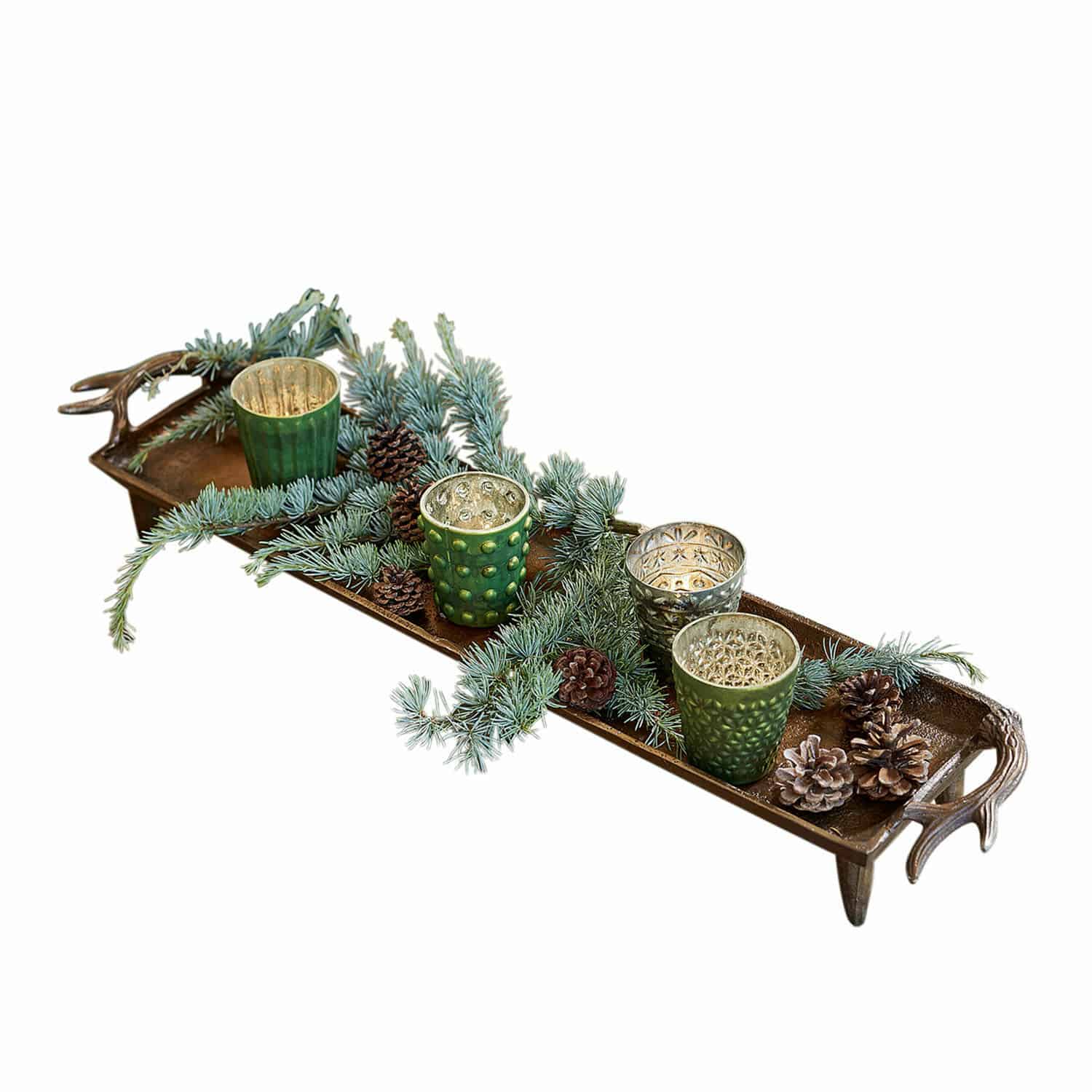 Plateau Donia Decoratief metalen dienblad met handvatten in gewei-vorm, groene glazen theelichthouders en dennenappels