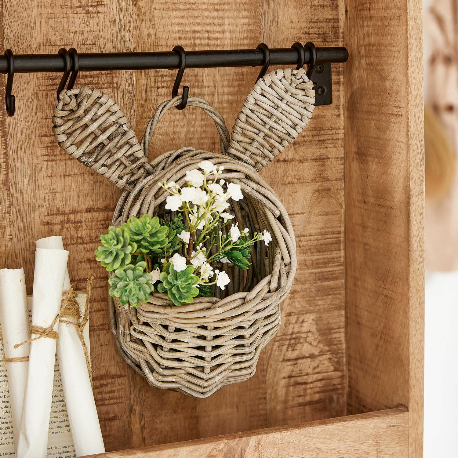 Mand Frances Hangende rieten mand in de vorm van een hoofd met oren, versierd met groene en witte bloemen