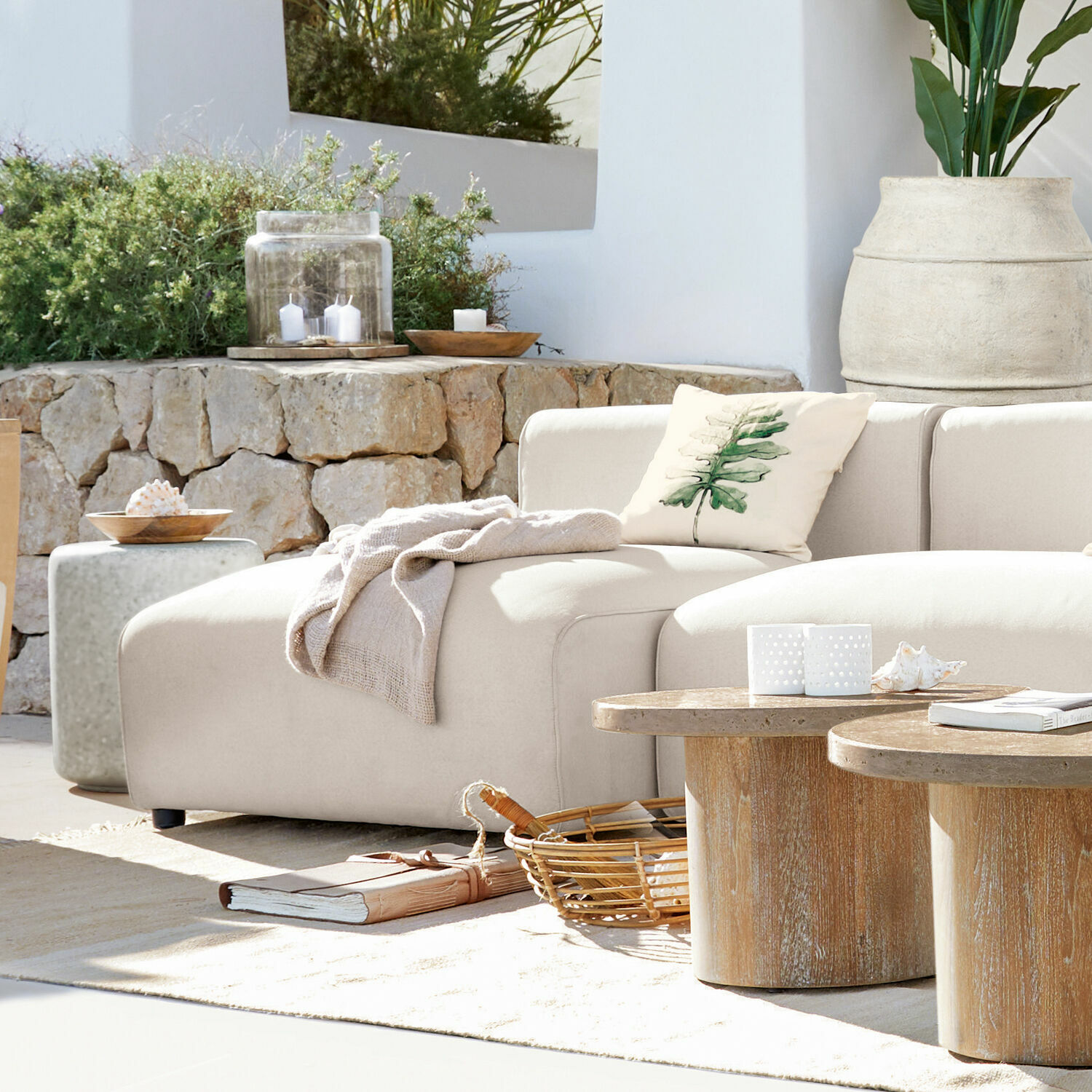 Modulaire bank Vézère Beige stoffen bank met bladkussen en houten salontafels in lichte woonkamer