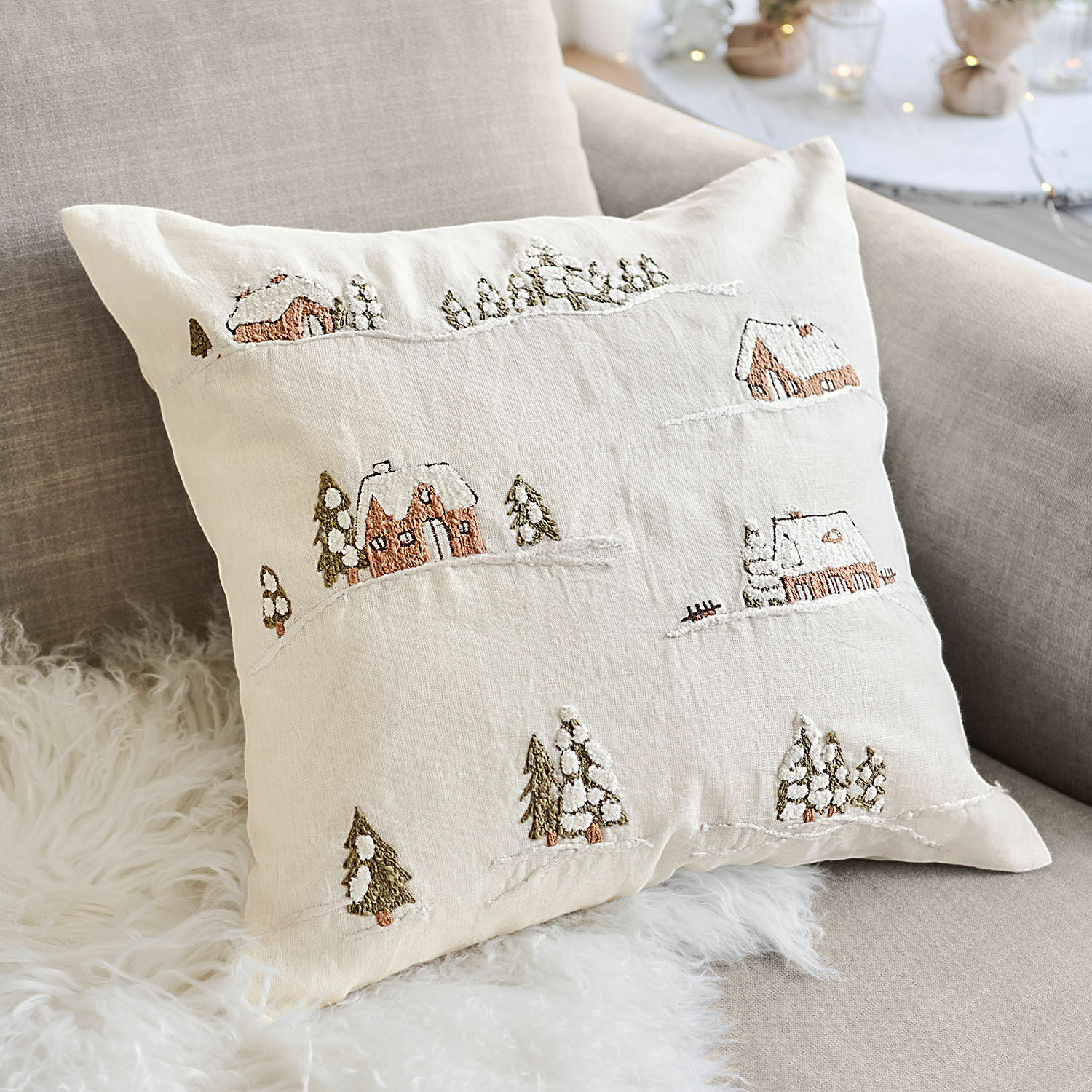 Kussenhoes Lyngstad Beige linnen kussen met borduurwerk van winters dorp en besneeuwde bomen, winterdecoratie